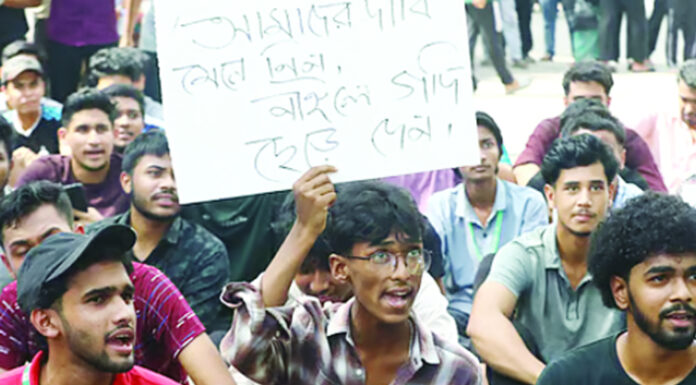 শিক্ষামন্ত্রীর পদত্যাগের দাবিতে সিলেটে শিক্ষার্থীদের অবস্থান কর্মসূচি